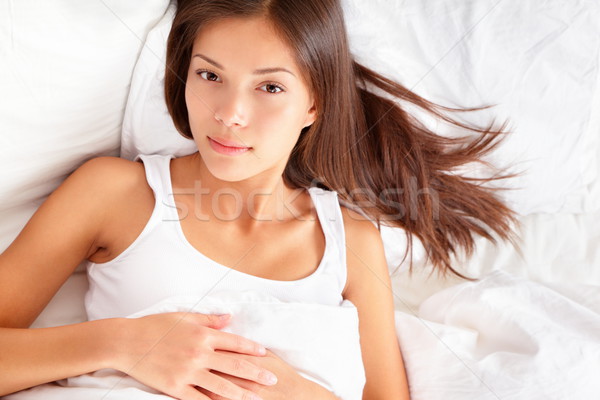 Stockfoto: Bed · vrouw · naar · ernstig · camera · mooie