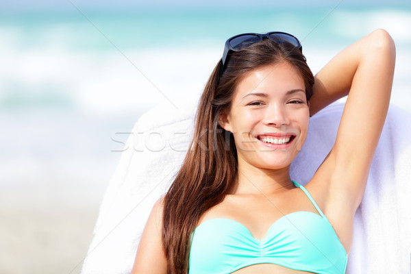 Vakáció nő megnyugtató napágy tengerpart bikini Stock fotó © Maridav