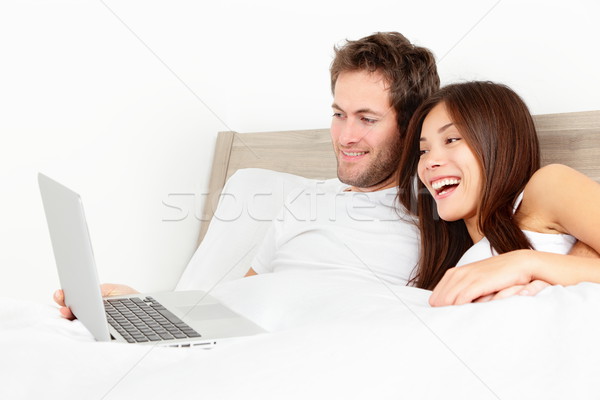 Pár laptop ágy boldog néz jókedv Stock fotó © Maridav
