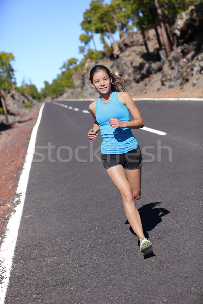 Femeie rutier alergător pregătire funcţionare în aer liber Imagine de stoc © Maridav