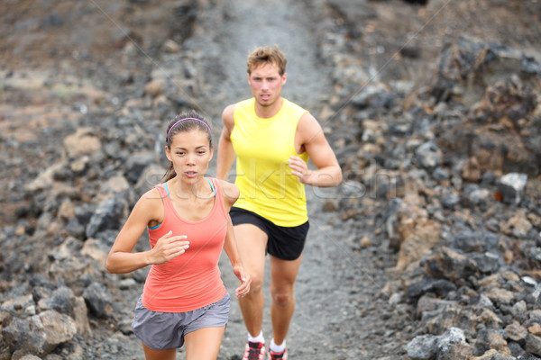 Runners cuplu funcţionare traseu trece ţară Imagine de stoc © Maridav