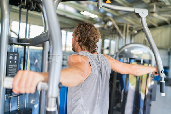 Człowiek trening siłowy fitness siłowni centrum za Zdjęcia stock © Maridav