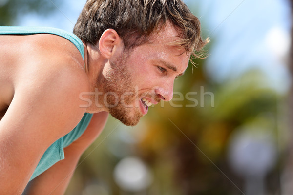 Zmęczony wyczerpany człowiek runner pocenie się treningu Zdjęcia stock © Maridav