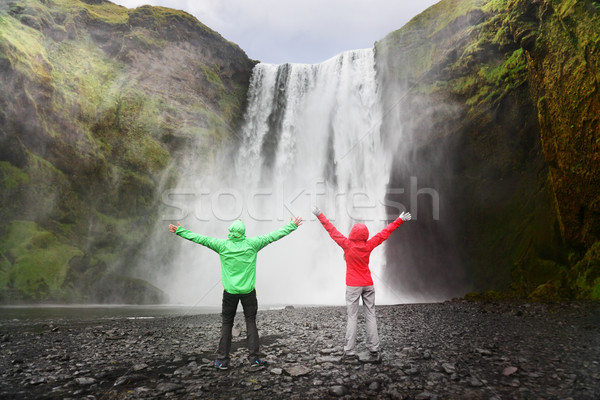 Personas cascada Islandia dorado círculo Pareja Foto stock © Maridav