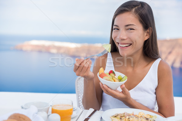 Frau gesunde Ernährung Obstsalat Schüssel Frühstück gesunde Lebensmittel Stock foto © Maridav