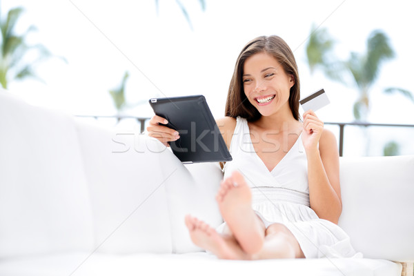 Kobieta zakupy karty kredytowej posiedzenia sofa Zdjęcia stock © Maridav