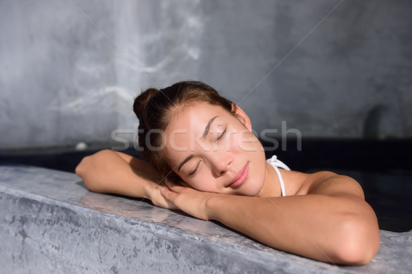 Femeie frumoasa relaxare jacuzzi cada cu hidromasaj spa frumos Imagine de stoc © Maridav