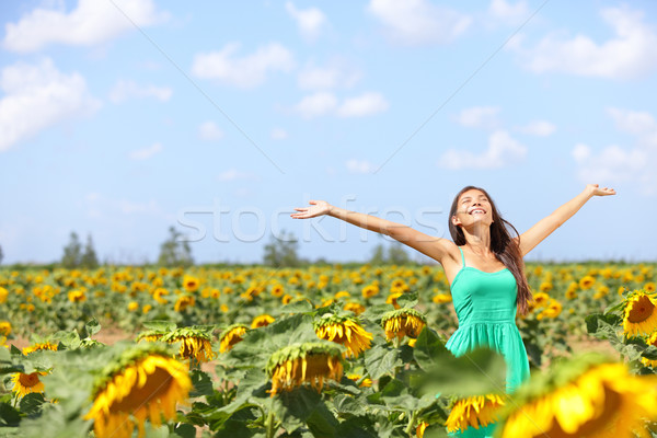 Fericit fara griji vară fată floarea-soarelui câmp Imagine de stoc © Maridav