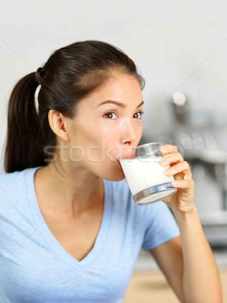 Almendra leche mujer potable jóvenes Foto stock © Maridav