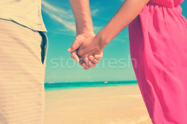 Primo piano Coppia holding hands spiaggia shore Foto d'archivio © Maridav