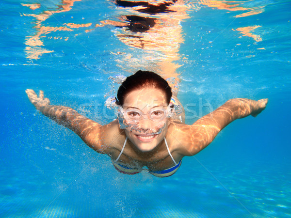 Kobieta pływanie podwodne basen uśmiechnięty młodych Zdjęcia stock © Maridav