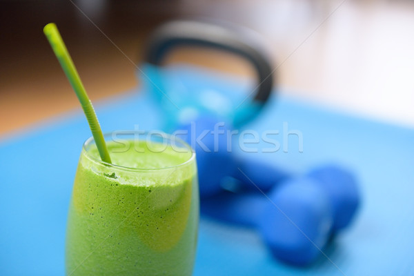 Smoothie verde halteres pesos ginásio tapete de yoga fitness Foto stock © Maridav