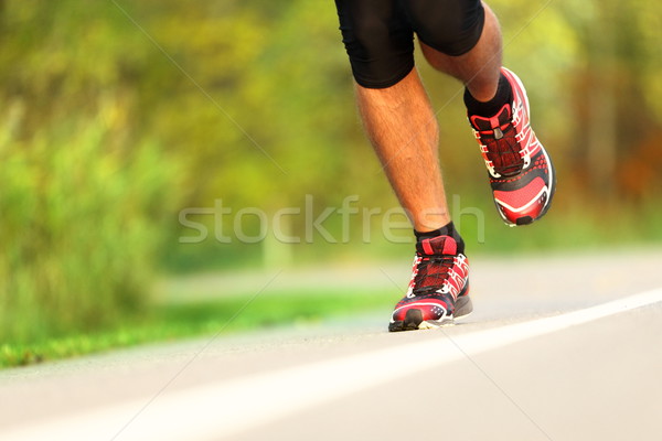 Alergător pantofi sport om jogging pregătire Imagine de stoc © Maridav