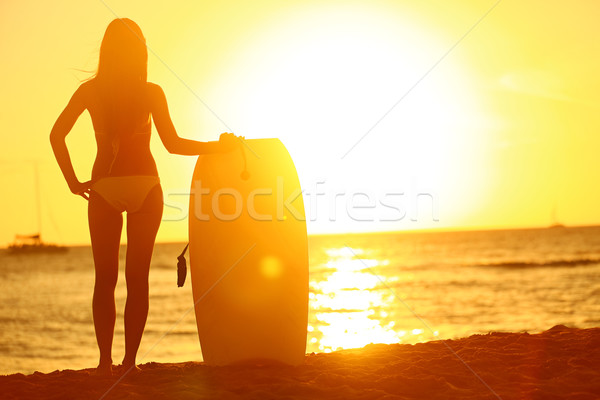 Foto stock: Pôr · do · sol · verão · praia · corpo · surfista · mulher