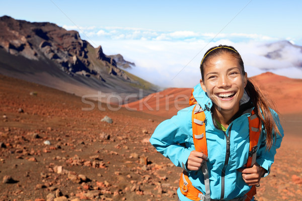 徒步旅行 徒步旅行者 步行 火山 女子 微笑 商業照片 © Maridav