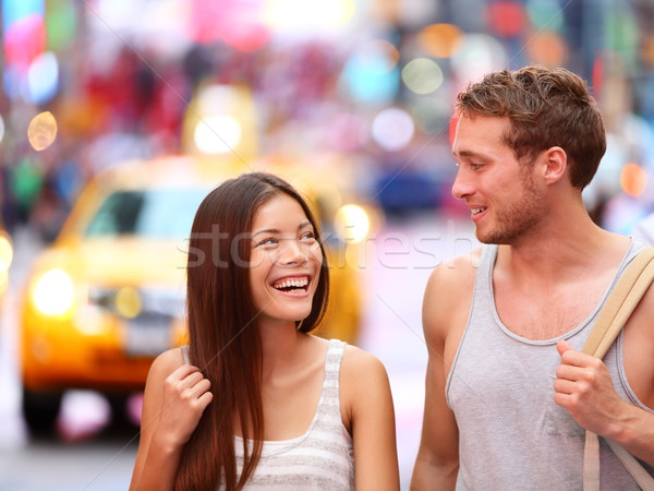 Oameni New York fericit cuplu Times Square datând Imagine de stoc © Maridav