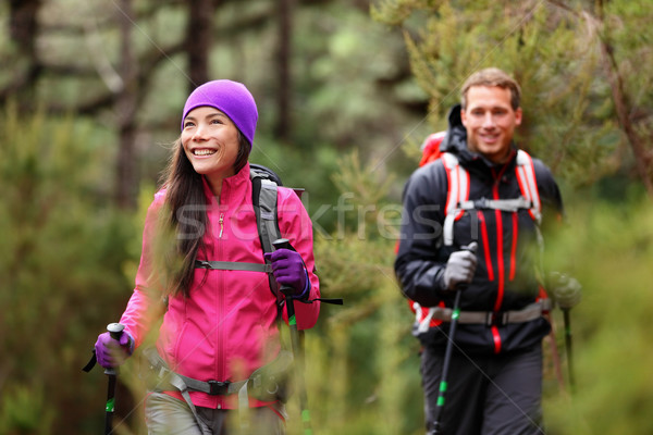 Imagine de stoc: Drumeţii · oameni · excursionisti · trekking · pădure · excursie · pe · jos