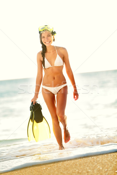 Tengerpart nő snorkeling sétál boldog élvezi Stock fotó © Maridav