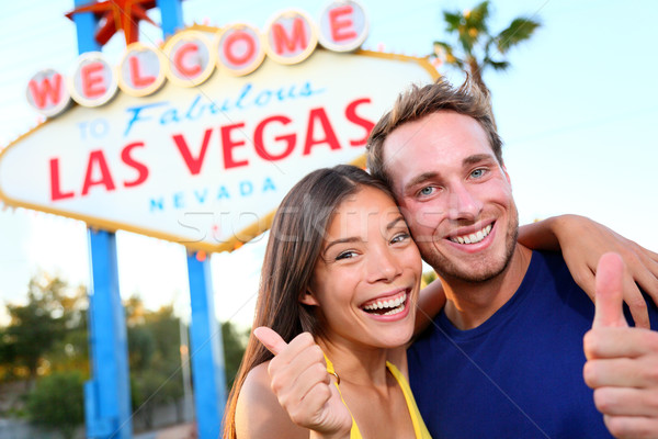 Las Vegas casal feliz assinar animado bem-vindo Foto stock © Maridav