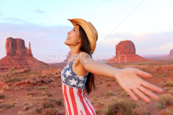 Kobieta szczęśliwy wolna dolinie cowboy hat Zdjęcia stock © Maridav