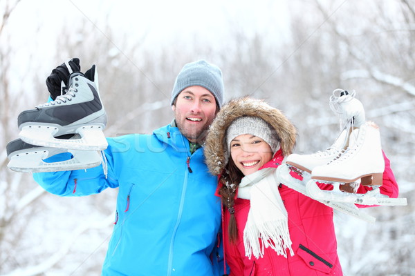 Fericit patinaj iarnă cuplu zâmbitor emotionat Imagine de stoc © Maridav