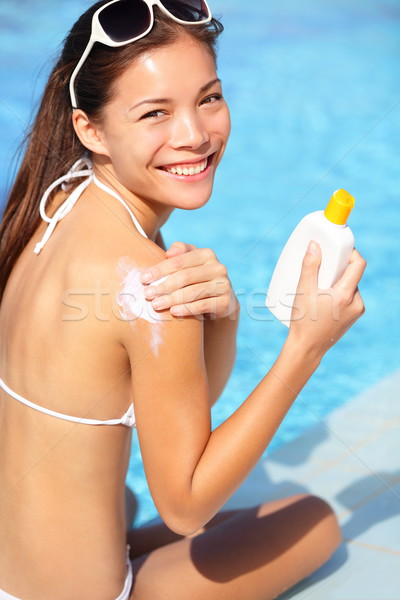 Protector solar mujer solar crema sonriendo feliz Foto stock © Maridav