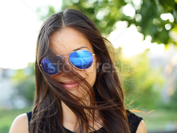 Ochelari de soare femeie Funky portret în aer liber păr Imagine de stoc © Maridav