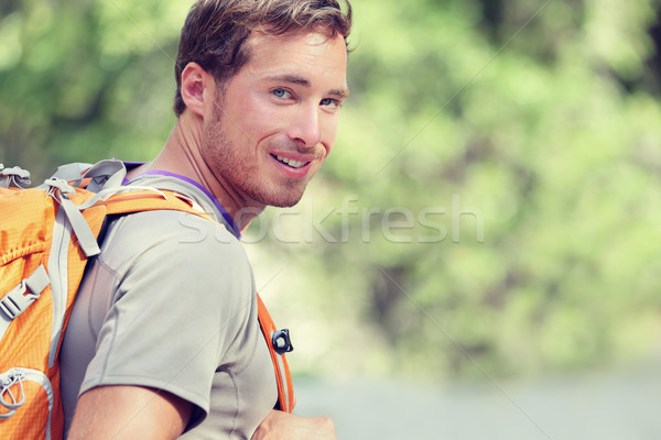 Stockfoto: Jonge · glimlachend · rugzak · man · zomer · bos