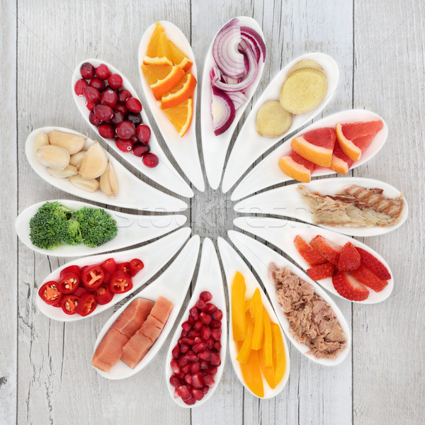 Sănătate alimente inima sanatoasa peşte legume fruct Imagine de stoc © marilyna