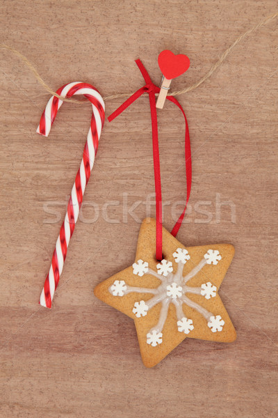 Foto stock: Pão · de · especiarias · bolinhos · natal · floco · de · neve · enforcamento · linha