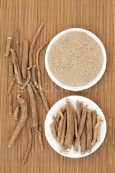 Foto d'archivio: Ginseng · erbe · radice · polvere · bambù · salute