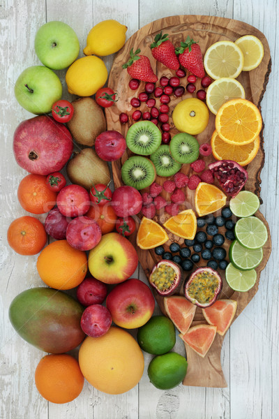 Fructe proaspete colectie mare măsline lemn bord Imagine de stoc © marilyna