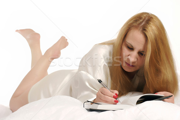 女子 寫作 日誌 床 日記 書 商業照片 © markhayes