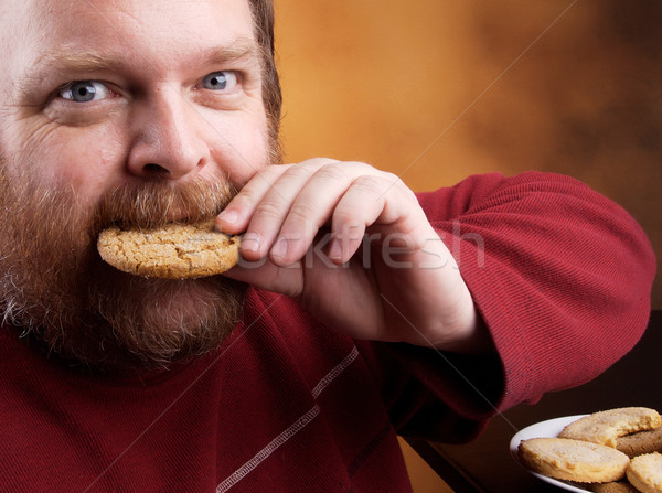 Férfi süti túlsúlyos középkorú férfi sütik otthon Stock fotó © markhayes