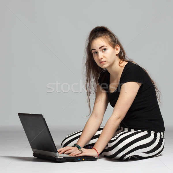 подростку девушки ноутбука полосатый брюки сидят Сток-фото © maros_b