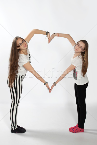 [[stock_photo]]: Deux · soeurs · coeur · mains · forme