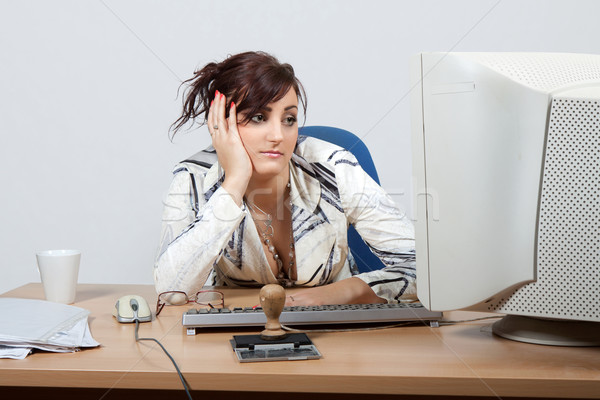 Tineri femeie lucrator de birou plictisit uita monitor de calculator Imagine de stoc © maros_b