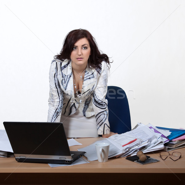 Młodych kobiet pracownik biurowy stałego za biurko Zdjęcia stock © maros_b