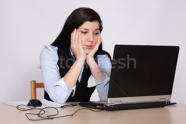 Stockfoto: Jonge · vrouw · wanhopig · laptop · tabel · naar · vrouw