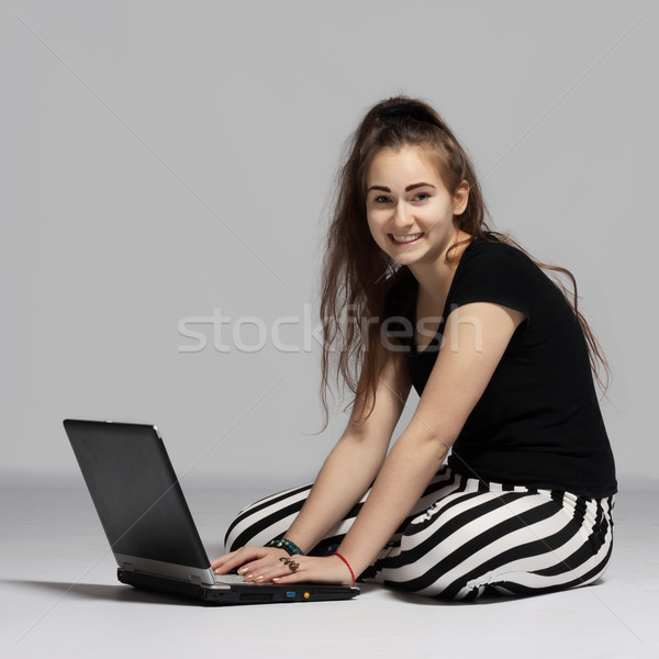 Nastolatek dziewczyna laptop pasiasty spodnie posiedzenia Zdjęcia stock © maros_b