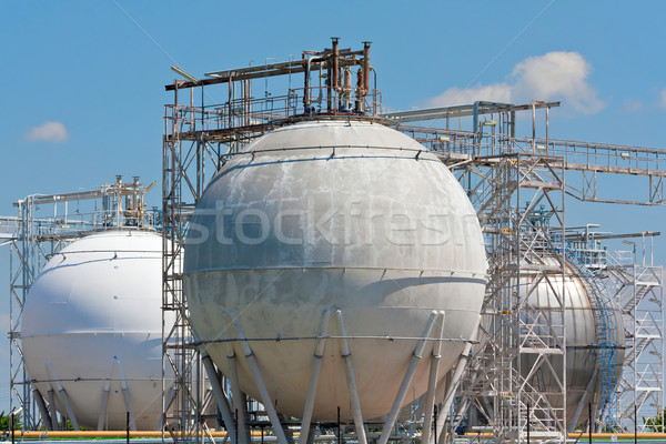 Refinaria armazenamento céu construção tecnologia indústria Foto stock © martin33