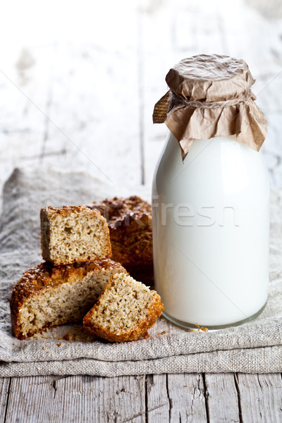 Sticlă lapte proaspăt pâine Imagine de stoc © marylooo