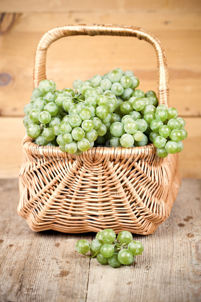 Cesta frescos uvas verdes rústico mesa de madera alimentos Foto stock © marylooo