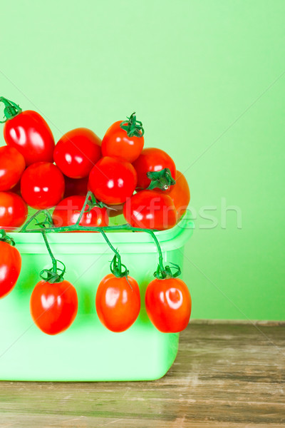 Contenedor frescos tomates primer plano verde alimentos Foto stock © marylooo