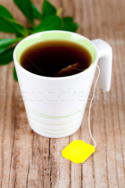Ceaşcă ceasca de ceai ceai rustic masa de lemn Imagine de stoc © marylooo