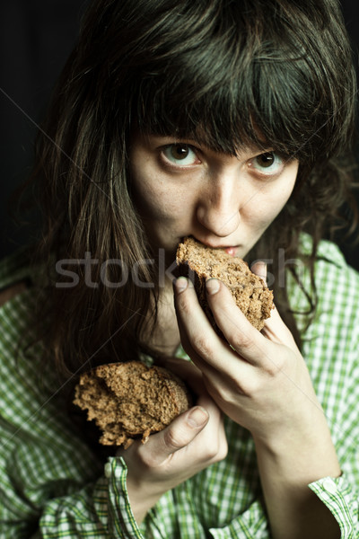 Imagine de stoc: Cersetor · femeie · mananca · pâine · portret · sărac