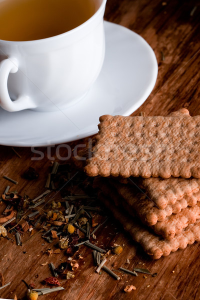 Ceaşcă proaspăt ceai din plante cookie-uri masa de lemn Imagine de stoc © marylooo
