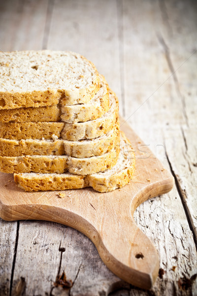 Proaspăt pâine felii lemn tabel Imagine de stoc © marylooo