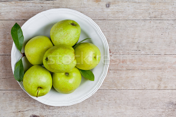 Fraîches vert pommes plaque bois fond [[stock_photo]] © marylooo