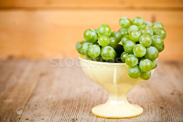 Frescos uvas verdes amarillo tazón mesa de madera alimentos Foto stock © marylooo